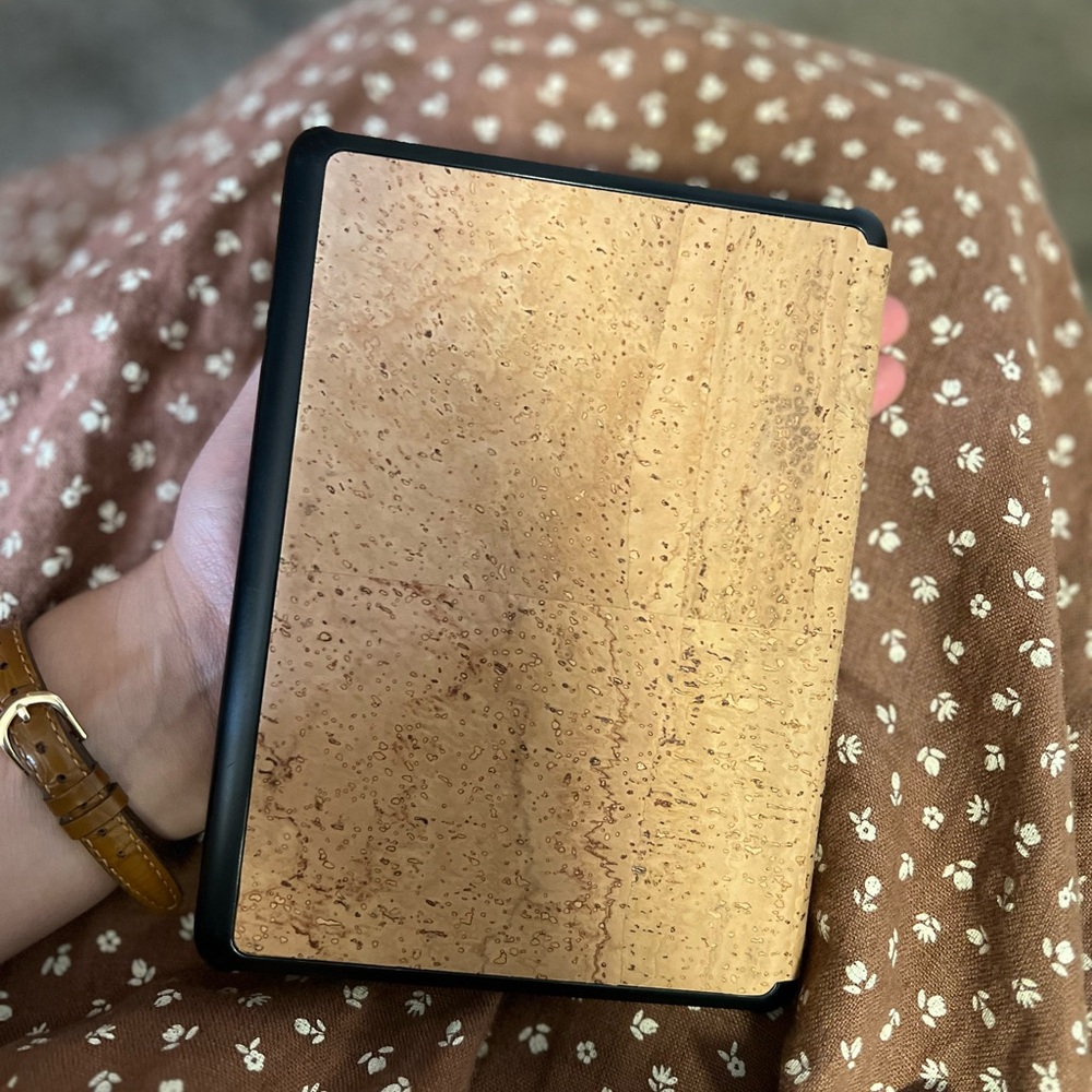 Kindle Paperwhite 11th Gen 16GB with Original Cork Case - Picture 2 of 4